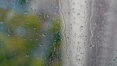 下雨天窗户玻璃水滴实拍4k视频的预览图